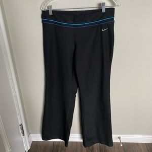 L Nike Yoga flare crop